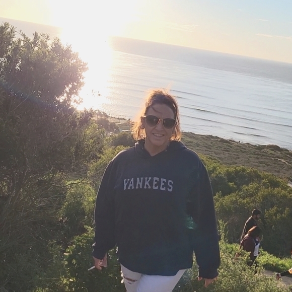 Meet your Posher, Debbie - Picture 1 of 5